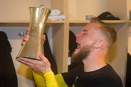 Häckens Alexander Faltsetas jublar med pokalen