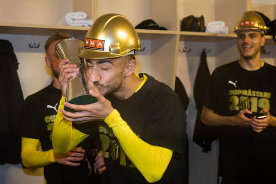 Häckens Daleho Irandust jublar med pokalen