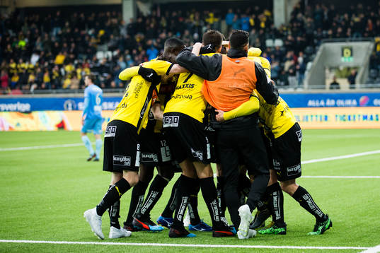 Häckens Joona Toivio jublar med lagkamrater