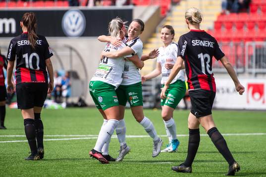 Assis Moa Öhmann jublar med lagkamrater