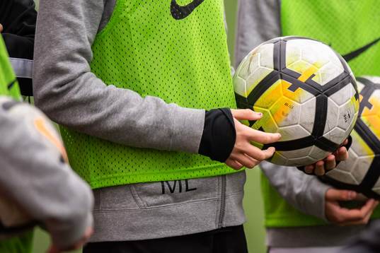 En bollkalle med en fotboll