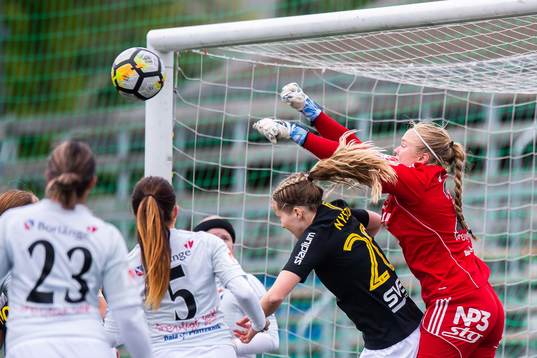 Kvarnsvedens Jenny Wahlen med en räddning
