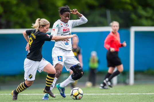 s Clara Härdling och Kvarnsvedens Sarah Michael