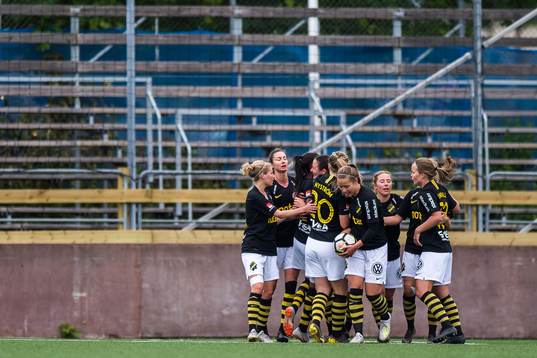 s Nicole Odelberg Modin jublar med lagkamrater