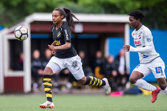 s Samantha Ammanuel och Kvarnsvedens Temwa Chawinga