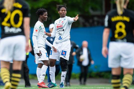 Kvarnsvedens Temwa Chawinga och Sarah Michael