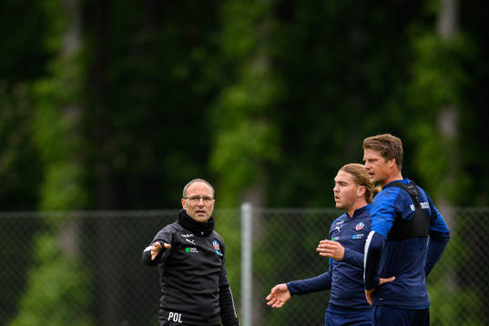 Tränare Per-Ola Ljung pratar med Charlie Weberg och