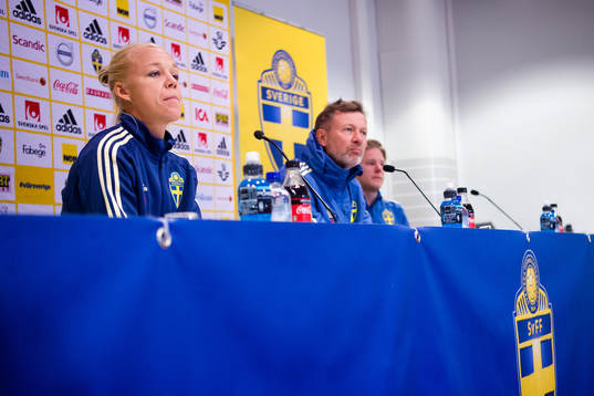 Caroline Seger and head coach Peter Gerhardsson of Swedish
