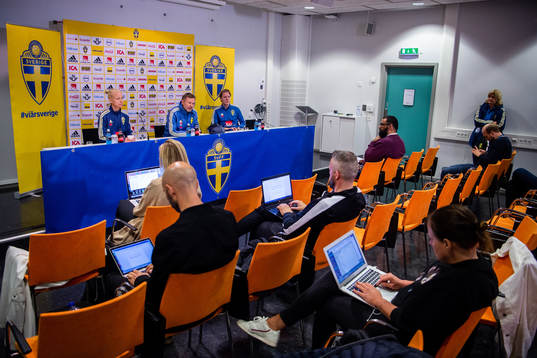 Caroline Seger and head coach Peter Gerhardsson of Swedish