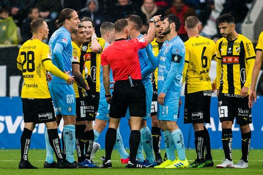Häckens och AFC Eskilstunas spelare i diskussion med