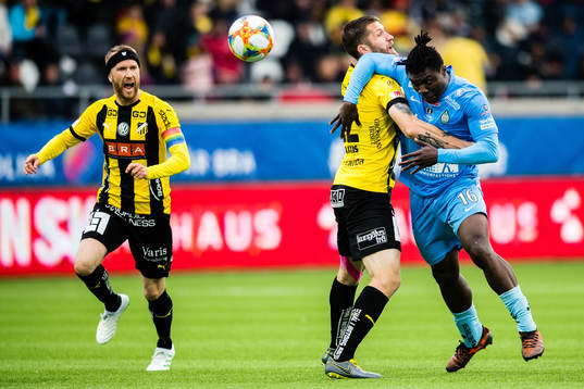 Häckens Joona Toivio och Rasmus Lindgren i duell mot AFC