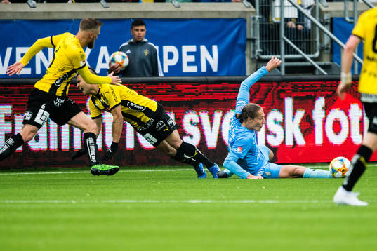 AFC Eskilstunas Felix Michel Melki tacklar Häckens Paulinho