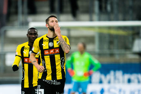 Häckens Joona Toivio jublar