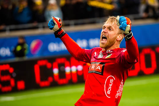 Häckens målvakt Peter Abrahamsson jublar