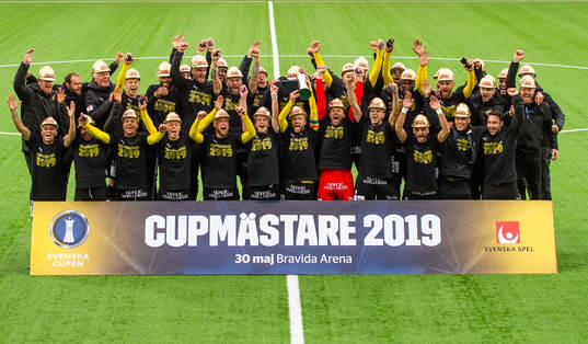 Häckens spelare jublar med pokalen