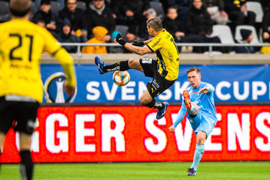 Häckens Paulinho täcker skott från AFC Eskilstunas