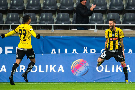 Häckens Ahmed Yasin och Joona Toivio jublar