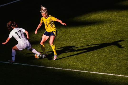 Geummin Lee of South Korea and Hanna Glas of Sweden