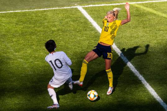 Soyun Ji of South Korea and Sofia Jakobsson of Sweden
