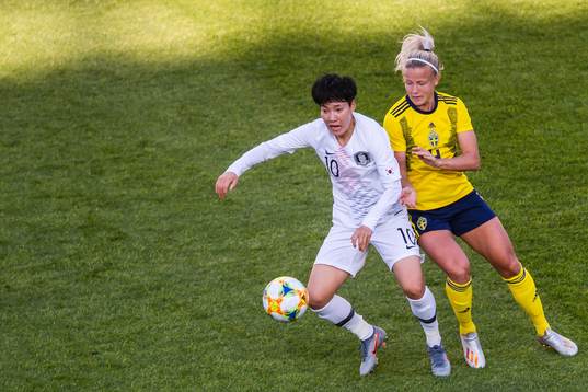 Soyun Ji of South Korea and Hanna Glas of Sweden
