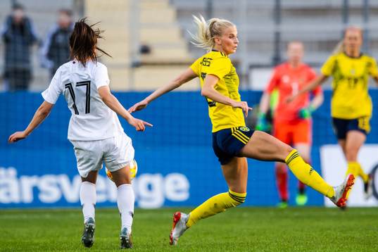 Geummin Lee of South Korea and Sofia Jakobsson of Sweden