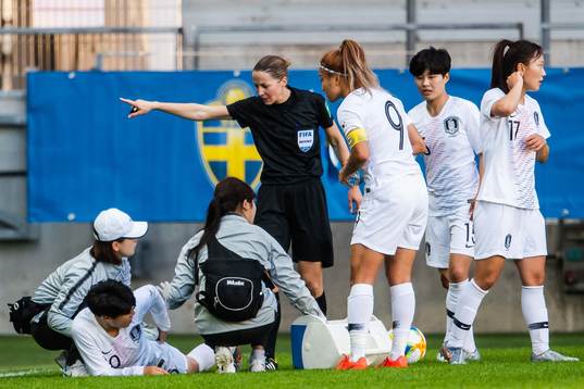 Soyun Ji of South Korea in pain