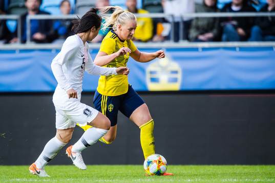 Doyeon Kim of South Korea and Stina Blackstenius of Sweden