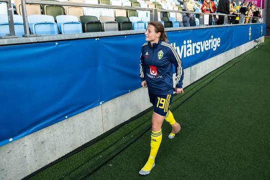 Anna Anvegård of Sweden with a bandaged foot