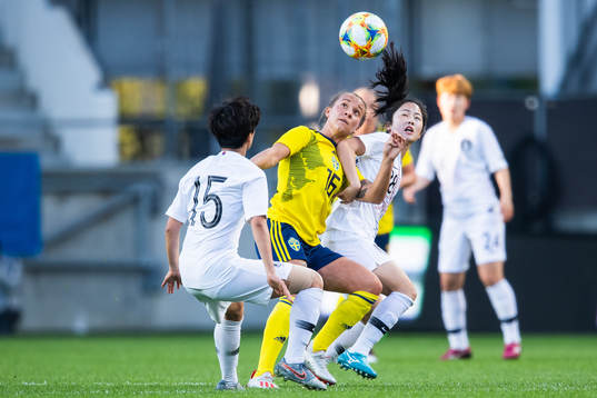 Julia Zigiotti Olme of Sweden and Mina Lee of South Korea