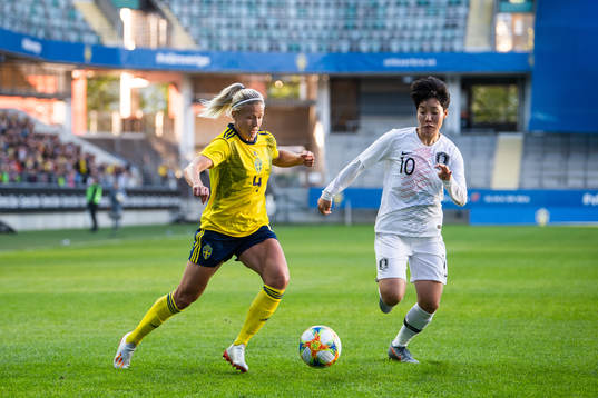 Hanna Glas of Sweden and Soyun Ji of South Korea