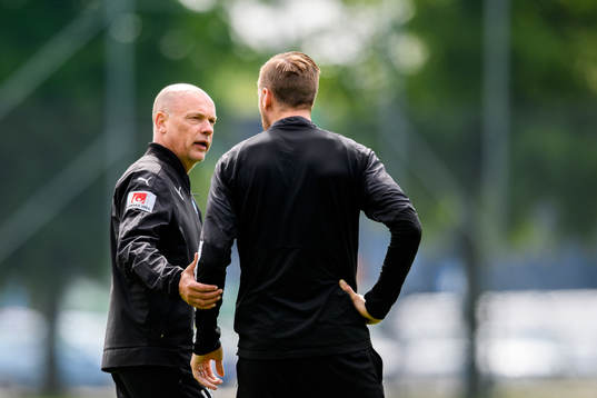 Tränare Uwe Rösler pratar med Leeds-spelaren Pontus