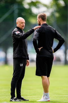 Tränare Uwe Rösler pratar med Leeds-spelaren Pontus