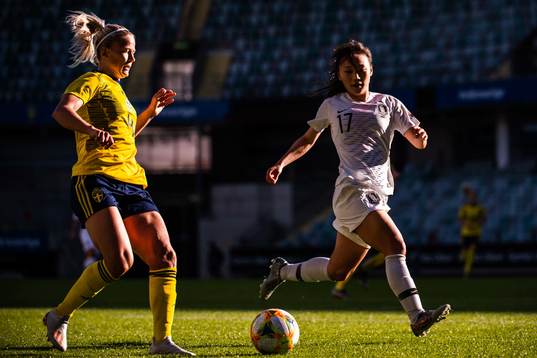 Hanna Glas of Sweden and Geummin Lee of South Korea