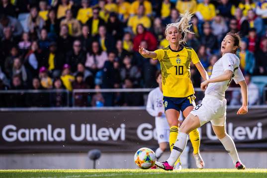 Sofia Jakobsson of Sweden and So Hyun Cho of South Korea