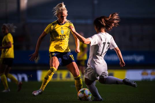 Sofia Jakobsson of Sweden and Geummin Lee of South Korea