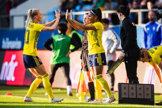 Sofia Jakobsson changes with Madelen Janogy of Sweden
