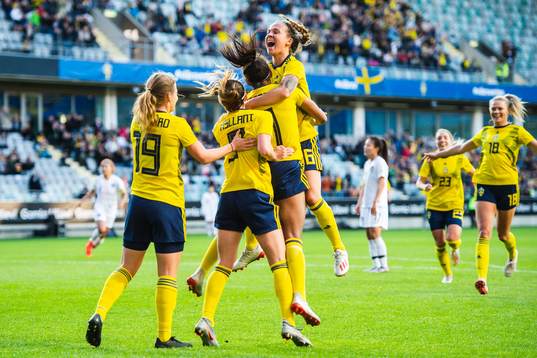 Anna Anvegård, Kosovare Asllani, Madelen Janogy and Julia