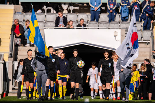 Players and referees enters the pitch
