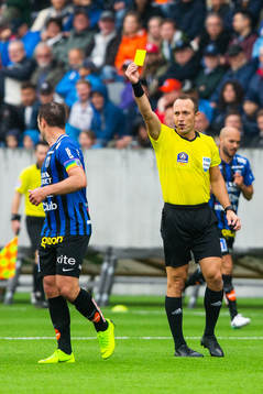 Sirius Niklas Busch Thor får gult kort av domare Kaspar