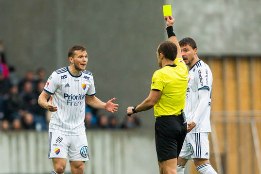 Djurgårdens Jesper Karlström får gult kort