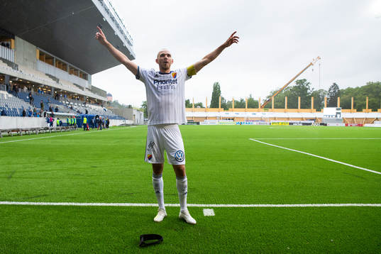 Djurgårdens Marcus Danielson jublar och tackar fansen