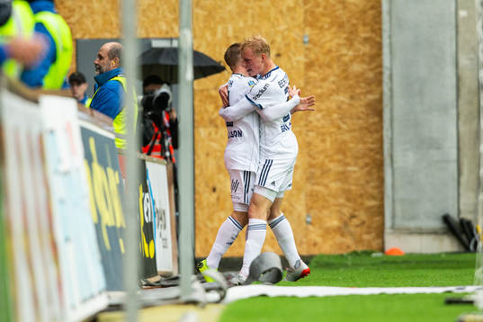 Djurgårdens Nicklas Bärkroth jublar med Adam Bergmark
