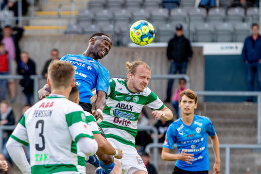 Halmstads Sadat Karim mot Västerås Jesper Florén