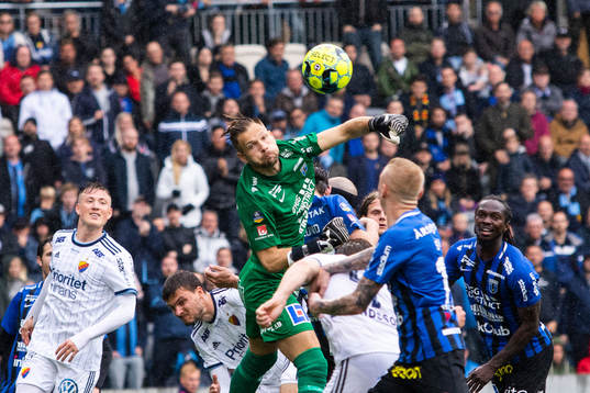 Sirius målvakt John Alvbåge stöter undan en hörna