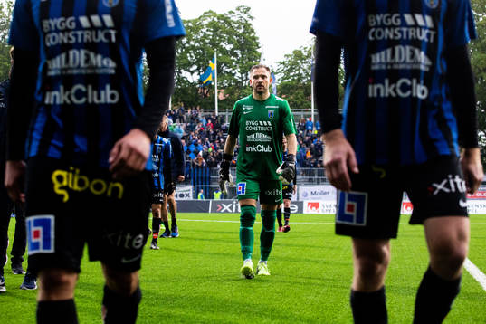 Sirius målvakt John Alvbåge deppar