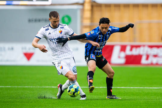 Djurgårdens Jesper Karlström tacklar Sirius Isak Bråholm
