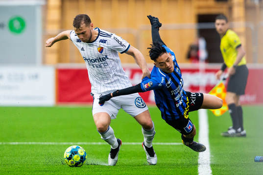 Djurgårdens Jesper Karlström tacklar Sirius Isak Bråholm