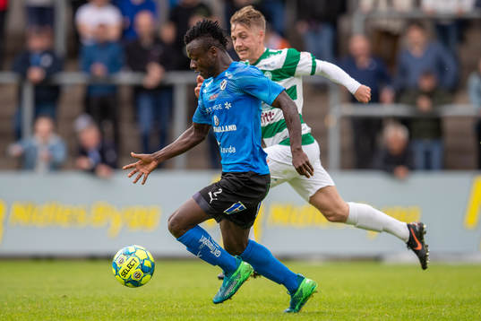 Halmstads Thomas Boakye mot Västerås Dennis Persson