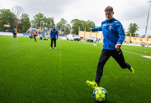 Sirius Sam Lundholm värmer upp innan fotbollsmatchen i