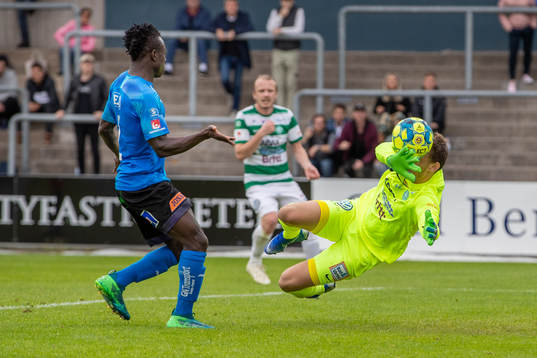 Halmstads Thomas Boakye mot Västerås målvakt Anton